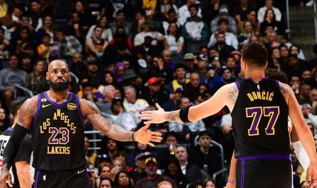 开云体育官网-不老神话！41岁詹皇轰30+准三双：伤病拦不住他