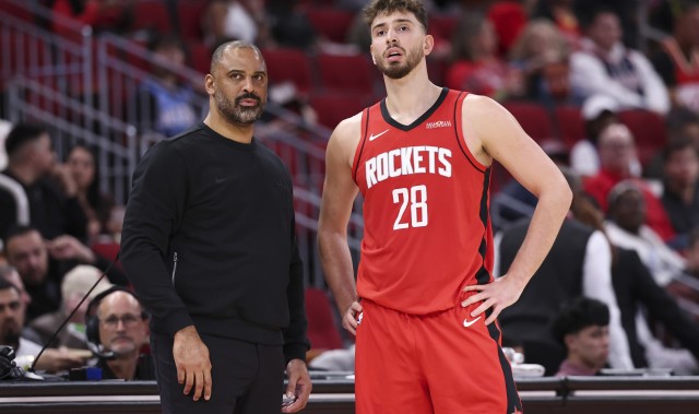 开云-还玩抽象？申京罚球完全不在状态 再次出现两罚不中的情况！